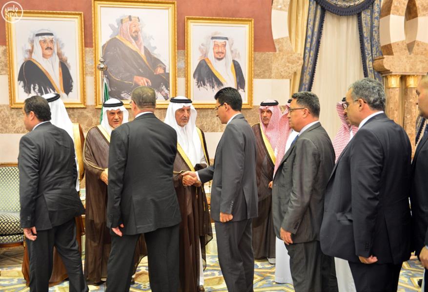 خالد الفيصل يستقبل بمنزله الأمير مقرن والمعزّين من أمراء ومسؤولين ومواطنين ووفود دول