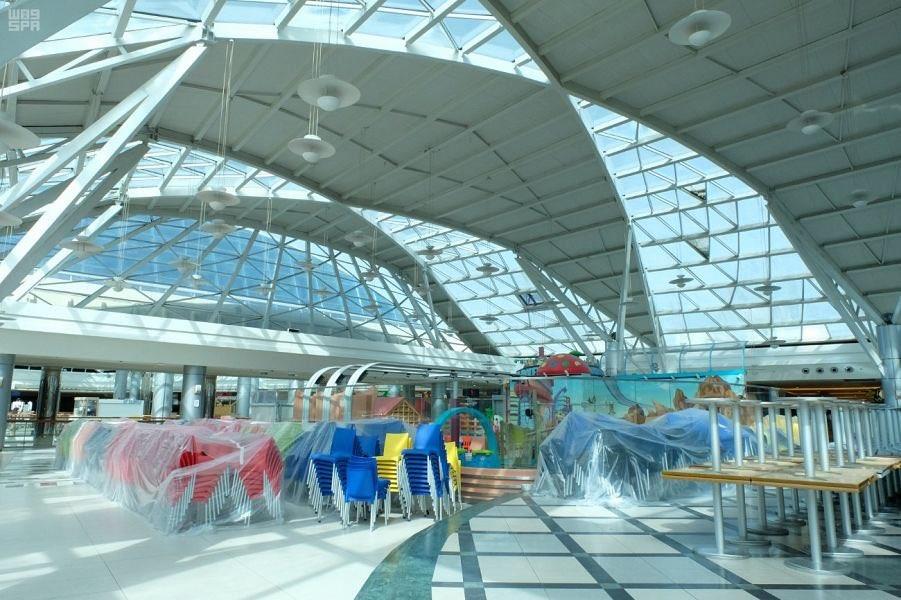 صور لأعمال التطهير والتعقيم بعد قرار إعادة فتح المراكز التجارية بجدة