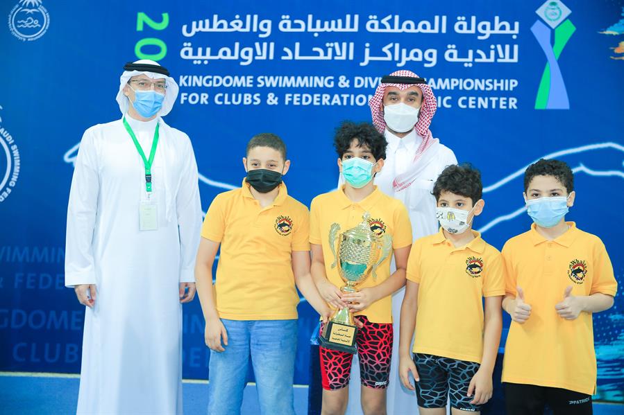 وزير الرياضة يُتوج الفائزين بطولة المملكة للسباحة
