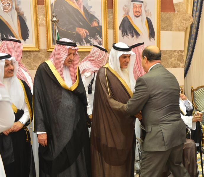 خالد الفيصل يستقبل بمنزله الأمير مقرن والمعزّين من أمراء ومسؤولين ومواطنين ووفود دول