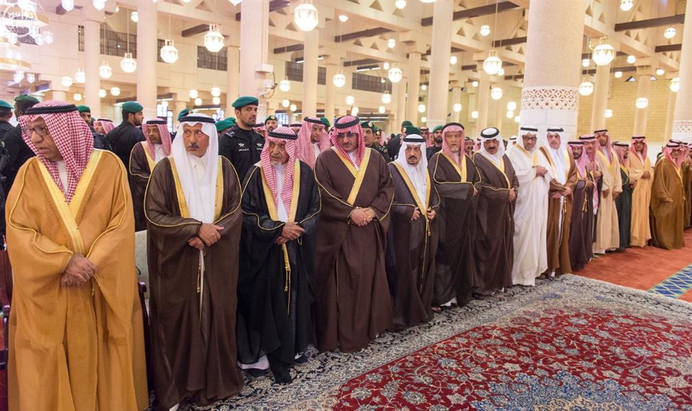 نائب خادم الحرمين يؤدي صلاة الميت على الأميرة سارة بنت سعود الكبير نائب خادم الحرمين يؤدي صلاة الميت على الأميرة سارة بنت سعود الكبير