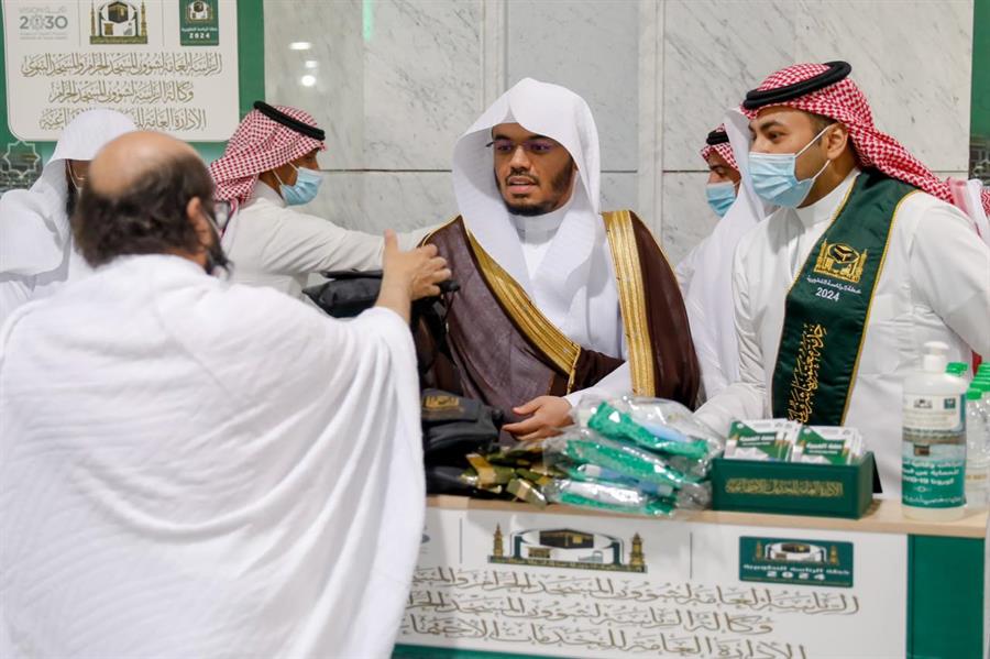 الشيخ ياسر الدوسري يشارك في توزيع أدوات التعقيم على المعتمرين 