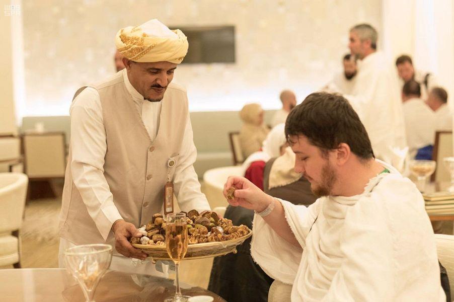 ضيوف برنامج خادم الحرمين الشريفين يصلون مكة المكرمة ويؤدون مناسك العمرة