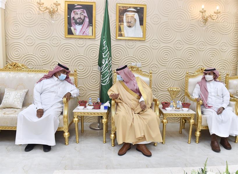  أمير نجران ينقل تعازي القيادة في وفاة الشيخ جابر أبو ساق