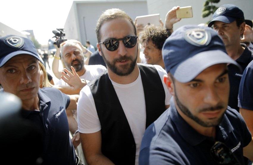 استقبال حافل لهيجواين لدى وصوله إلى يوفنتوس استقبال حافل لهيجواين لدى وصوله إلى يوفنتوس