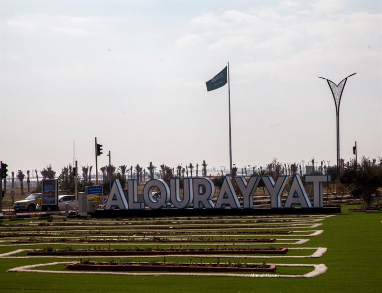 فيديو وصور.. "بلدية القريات" تنهي نصب سارية علم بطول 40 متراً 