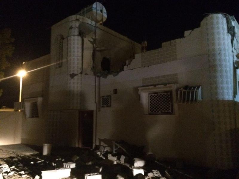 نجران: إصابة مواطنة وطفلها جراء سقوط مقذوف عسكري من اليمن (صور)