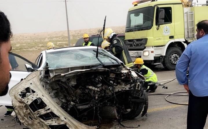 وفاة عشريني وإصابة شخصين في حادث تصادم سيارة بالحواجز الخرسانية على طريق الظهران
