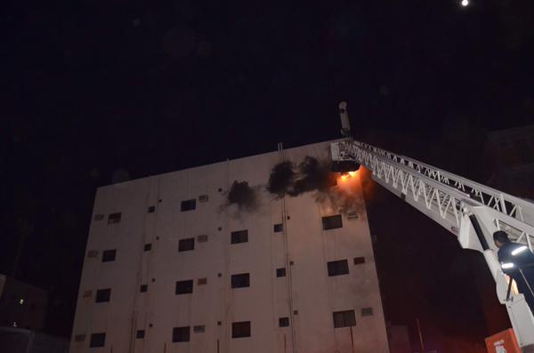 صورة للحريق الذي شب بالشقة