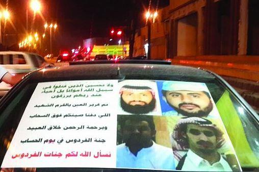 مواطن يزيّن سيارته بصور شهداء شرورة