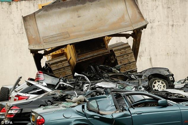 بالفيديو والصور.. الرئيس الفلبيني يحارب فساد الجمارك بسحق 30 سيارة فارهة