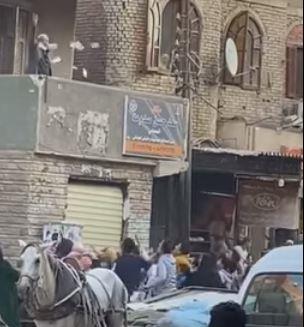 مصري ينثر أمواله على المارة من شرفة منزله 