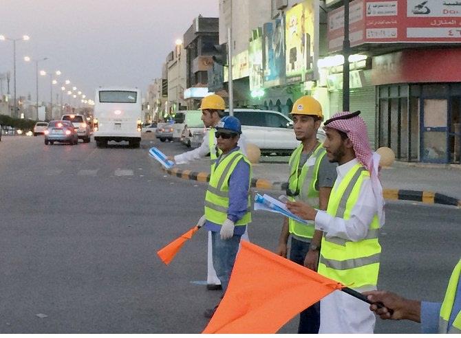 شبان سعوديون يتطوعون لتنظيم المرور