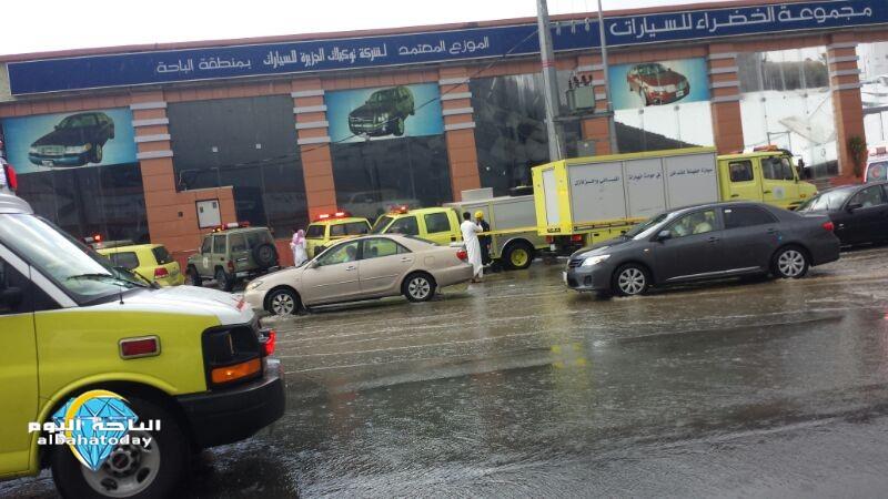  سقوط سقف احدى وكالات السيارات بالباحة 