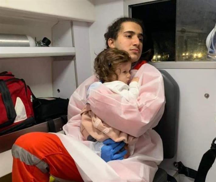 صورة لطفلة فقدت والديها في حـادث مروع تهز لبنان