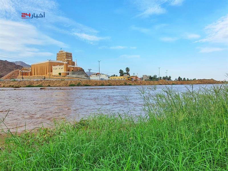 سيل وادي نجران يرسم لوحات جمالية ويجتذب الأهالي للتنزه على ضفافه