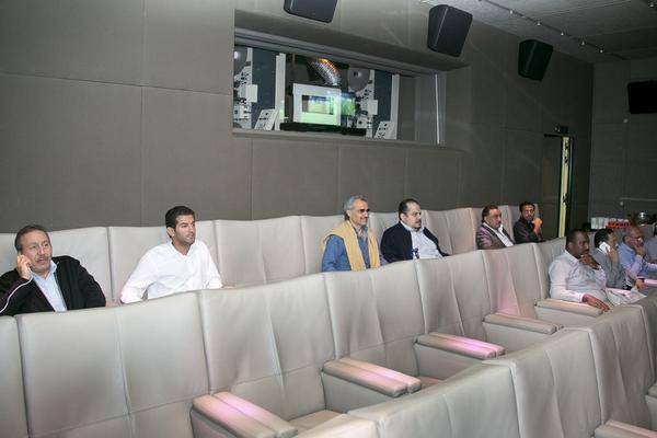  الأمير الوليد يتابع المبارة مع رئيس الهلال