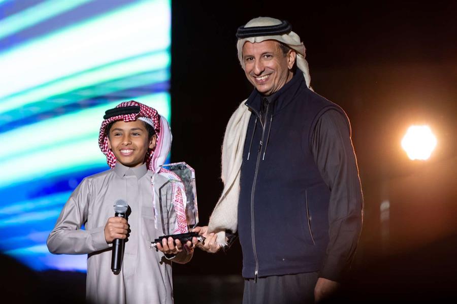 وزير السياحة يكرم شابين لاستقبالهما السياح بكرم وحفاوة 