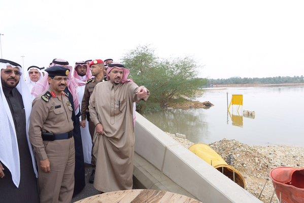 أمير القصيم يتفقد أضرار الأمطار في بريدة
