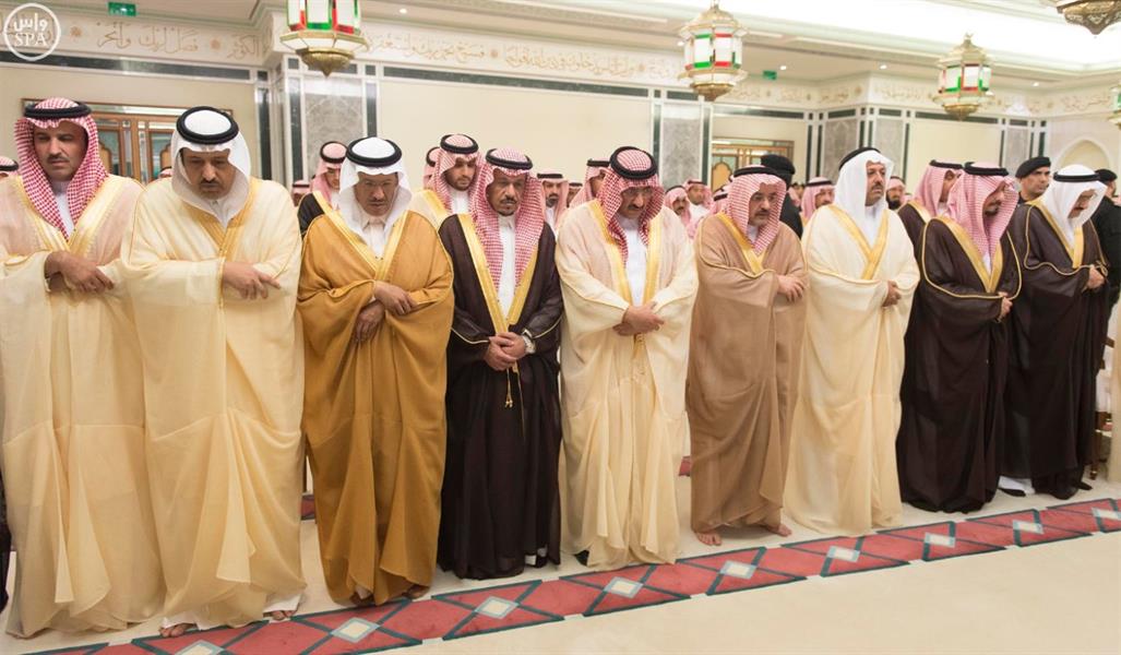 خادم الحرمين يؤدي صلاة الميت على أمير 