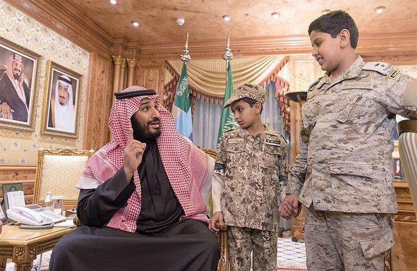 بالصور.. محمد بن سلمان يستقبل أسرة الشهيد العقيد عبدالله السهيان 