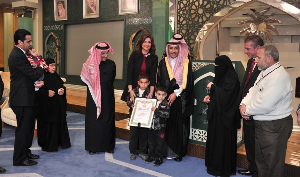 المملكة تسلم أسرة الشهيد المصري إبراهيم القللي وسام الملك عبدالعزيز وشيكاً بمبلغ مليون ريال