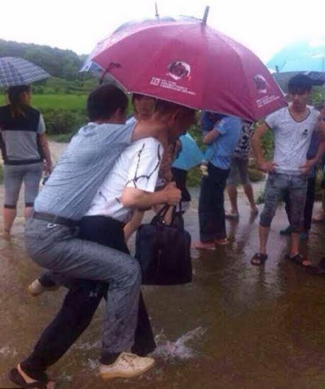 صورة الموظف يركب على ظهر مرؤوسه