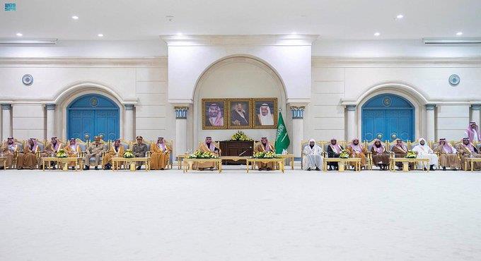 وزير الداخلية يلتقي قادة القطاعات الأمنية ومتقاعدي الوزارة في الجوف  