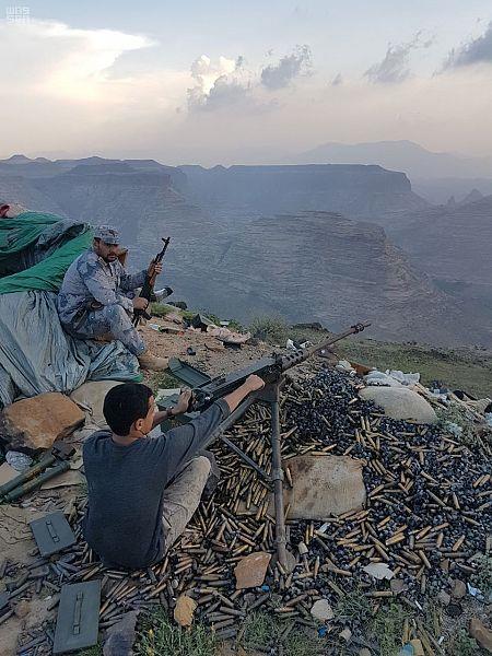 بيدٍ على السلاح.. صور توثق يوميات المرابطين بالحد الجنوبي قبيل وقت الإفطار