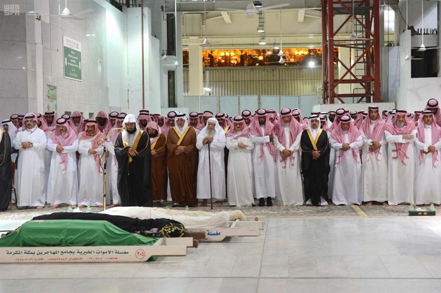 أداء الصلاة على الأميرة مضاوي بنت عبدالعزيز في الحرم المكي بحضور عدد من الأمراء
