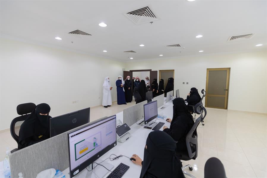 تُدار بطاقم نسائي 100%.. وزير العدل يتفقد محكمة الأحوال الشخصية بالدمام تُدار بطاقم نسائي 100%.. وزير العدل يتفقد محكمة الأحوال الشخصية بالدمام