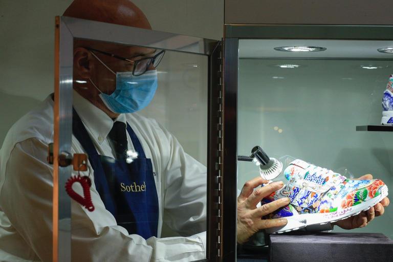  حذاء رياضي فريد للبيع بمليون دولار