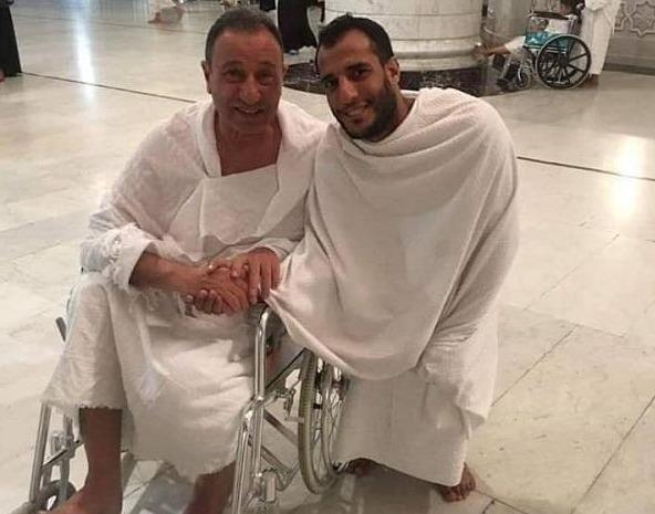 بالصور.. محمود الخطيب يؤدي مناسك العمرة على كرسي متحرك