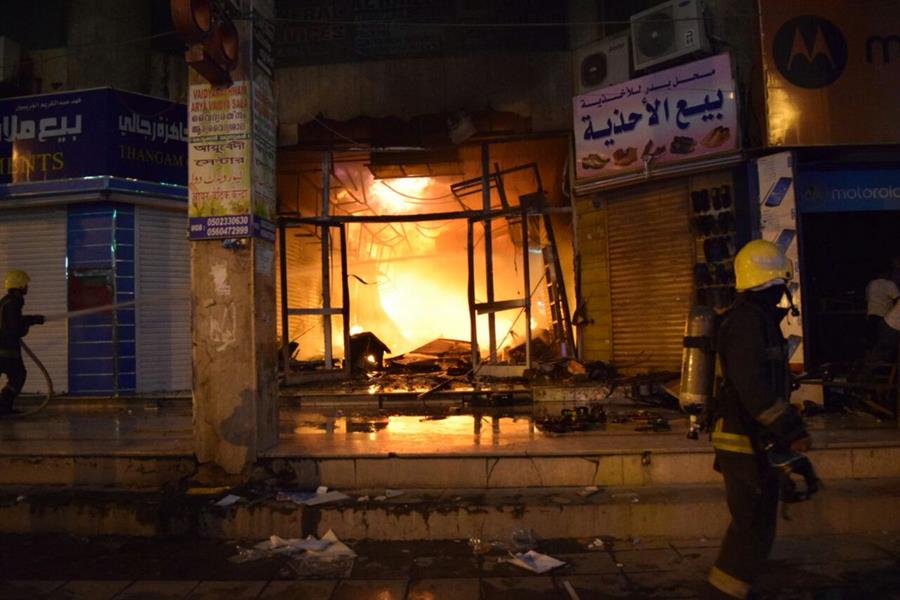 شاهد.. اندلاع حريق كبير في مركز البطحاء التجاري وسط الرياض