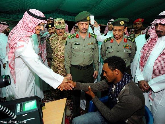 أمير الرياض يطلع على أعمال الجوازات