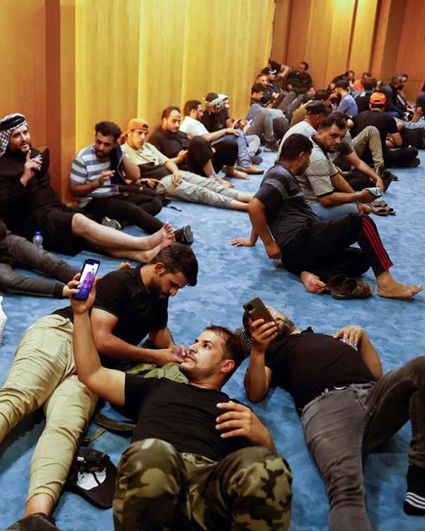 أرزّ وشاي وبطيخ: مناصرو الصدر يفترشون أروقة البرلمان العراقي