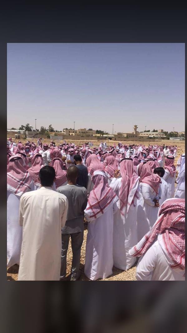  تشييع جثمان الكاتب صالح الشيحي في مسقط رأسه برفحاء   