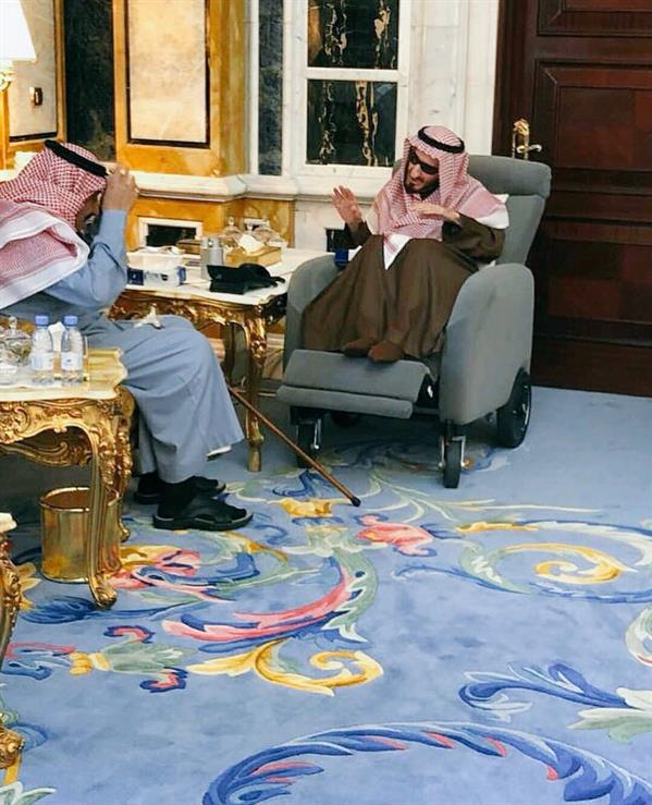 خادم الحرمين الشريفين يزور أخاه الأكبر الأمير بندر بقصره في الرياض