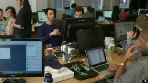 يدير الشباب موقع بوليسي ميك الموجه أيضا إلى الشباب.