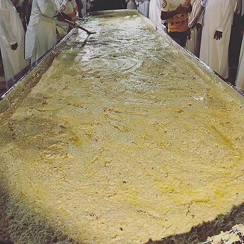 طباخة سعودية تدخل موسوعة غينيس بأكبر طبق 