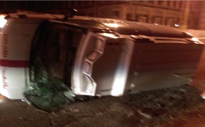 بالصور.. حفرة تصريف مكشوفة تتسبب بانقلاب سيارة إسعاف