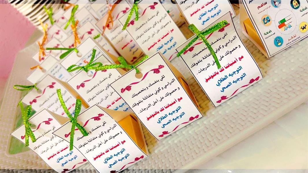 المدارس تستقبل الطلاب والطالبات بالورود والهدايا