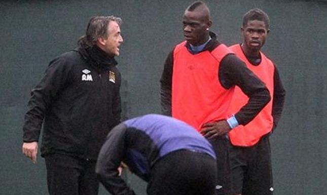  تشابك بالأيدي بين بالوتيللي ومانشيني