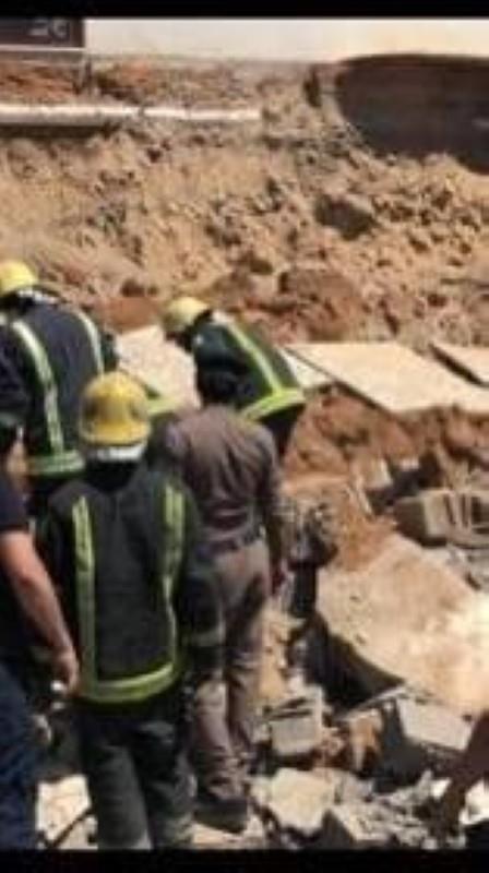 فرق الدفاع المدني أثناء انتشال العاملين فرق الدفاع المدني أثناء انتشال العاملين