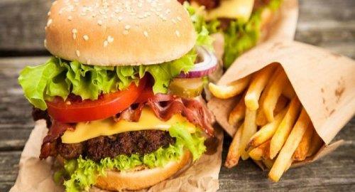 طبيبة تكشف أسباب الرغبة في تناول المأكولات الدسمة