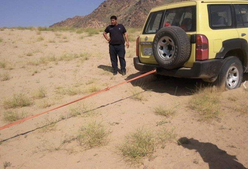 سيارة كادت أن تسقط في بحيرة وادي حلي سيارة كادت أن تسقط في بحيرة وادي حلي