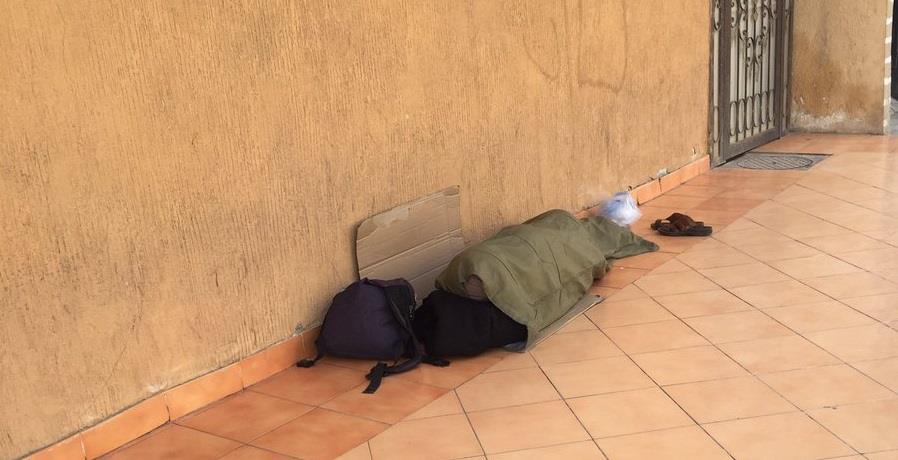 صور مُسن ينام على الرصيف تثير اهتمام مواقع التواصل و صور مُسن ينام على الرصيف تثير اهتمام مواقع التواصل و