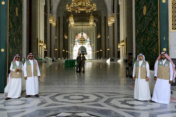 تدشين زي جديد لموظفي أبواب الحرم المكي