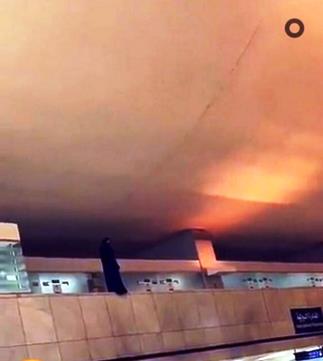 إنقاذ فتاة هددت برمي نفسها من الطابق الأول في مطار جدة إنقاذ فتاة هددت برمي نفسها من الطابق الأول في مطار جدة