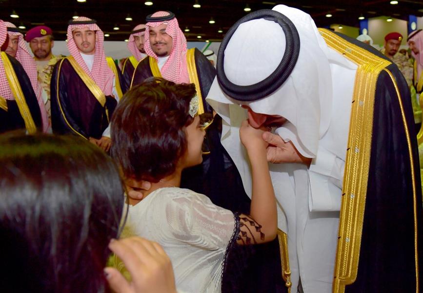 بالصور.. أمير نجران يقبّل أيادي ورؤوس أبناء الشهداء ويشارك أهالي المنطقة العرضة 